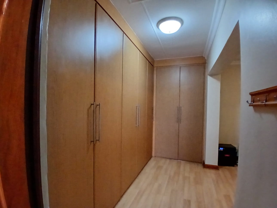 5 Bedroom Property for Sale in Die Hoewes Gauteng