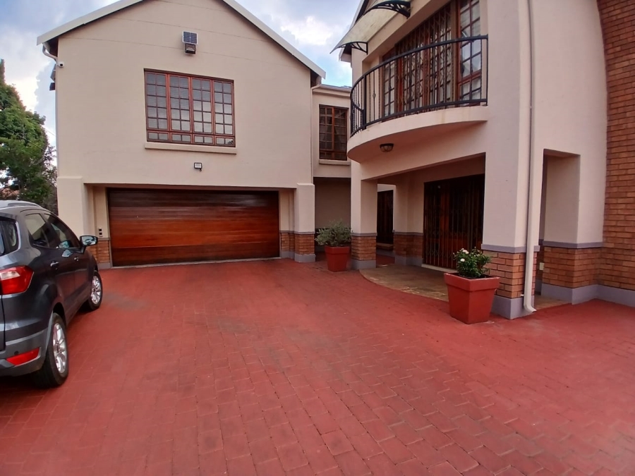 5 Bedroom Property for Sale in Die Hoewes Gauteng