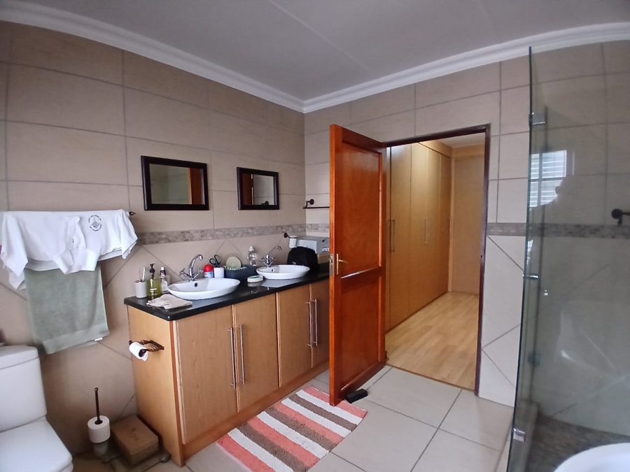 5 Bedroom Property for Sale in Die Hoewes Gauteng