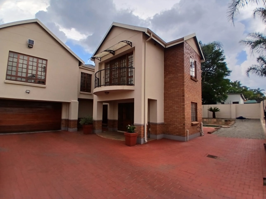 5 Bedroom Property for Sale in Die Hoewes Gauteng