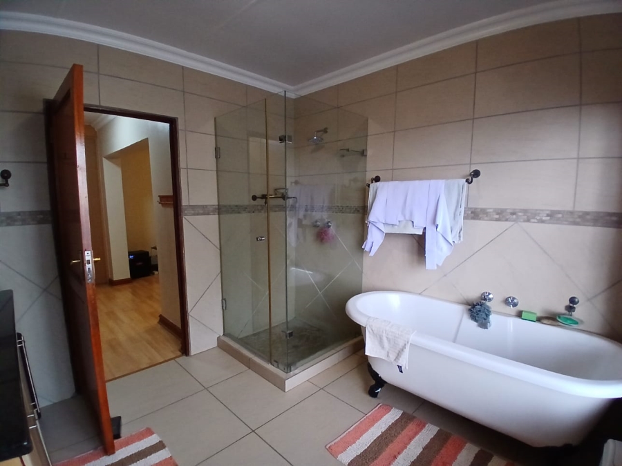 5 Bedroom Property for Sale in Die Hoewes Gauteng