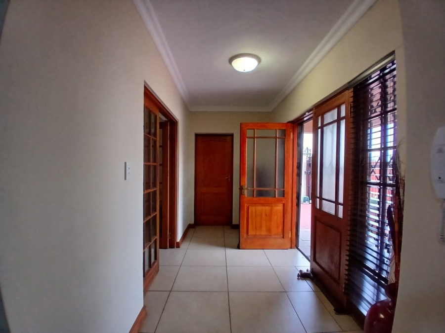5 Bedroom Property for Sale in Die Hoewes Gauteng