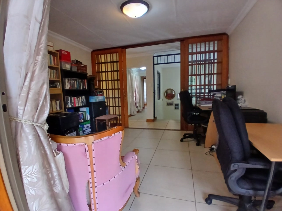 5 Bedroom Property for Sale in Die Hoewes Gauteng