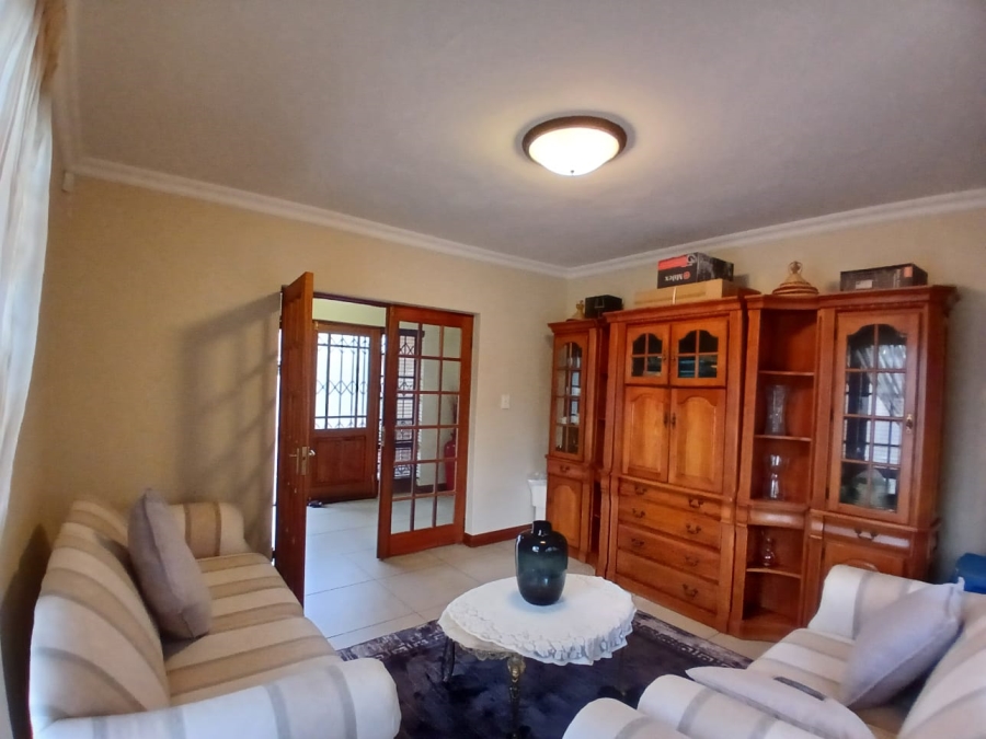 5 Bedroom Property for Sale in Die Hoewes Gauteng
