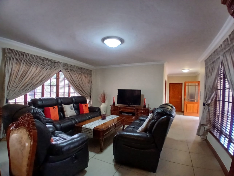 5 Bedroom Property for Sale in Die Hoewes Gauteng