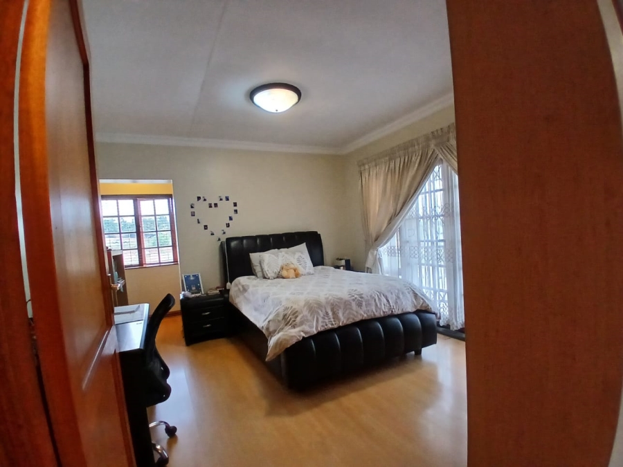 5 Bedroom Property for Sale in Die Hoewes Gauteng