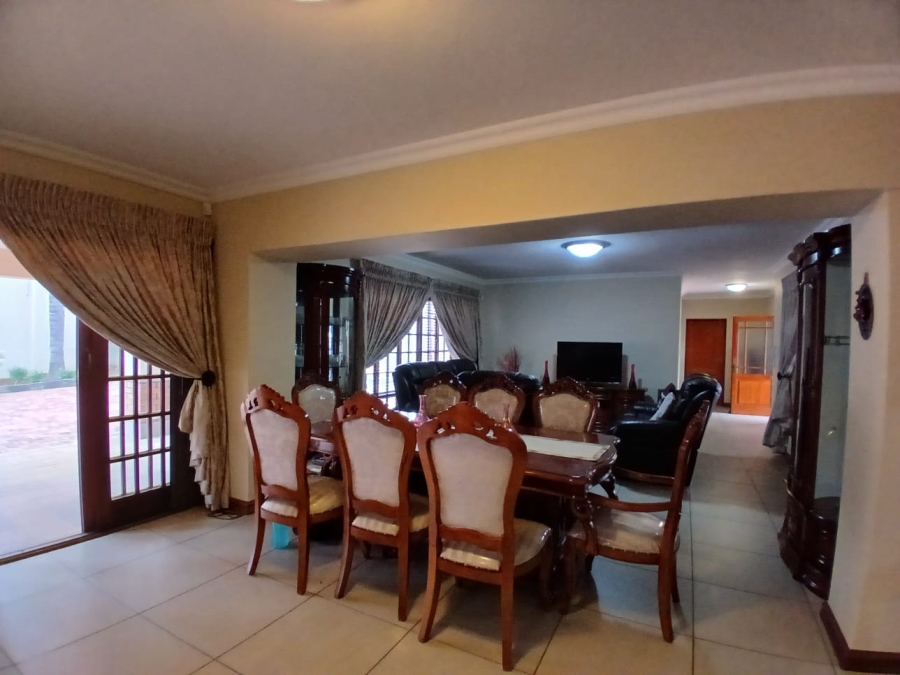 5 Bedroom Property for Sale in Die Hoewes Gauteng