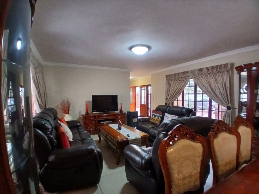5 Bedroom Property for Sale in Die Hoewes Gauteng