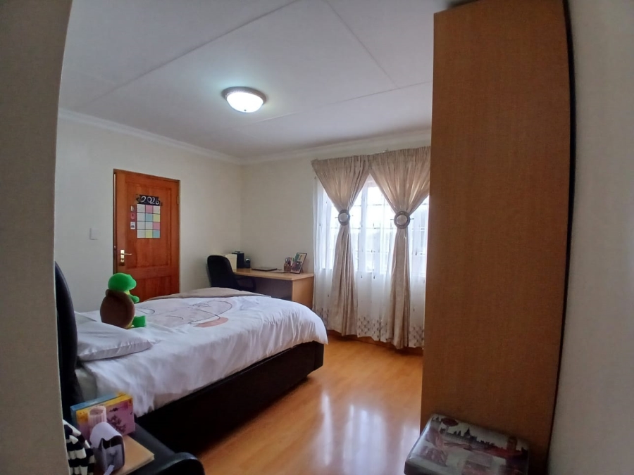 5 Bedroom Property for Sale in Die Hoewes Gauteng