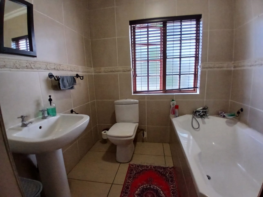 5 Bedroom Property for Sale in Die Hoewes Gauteng