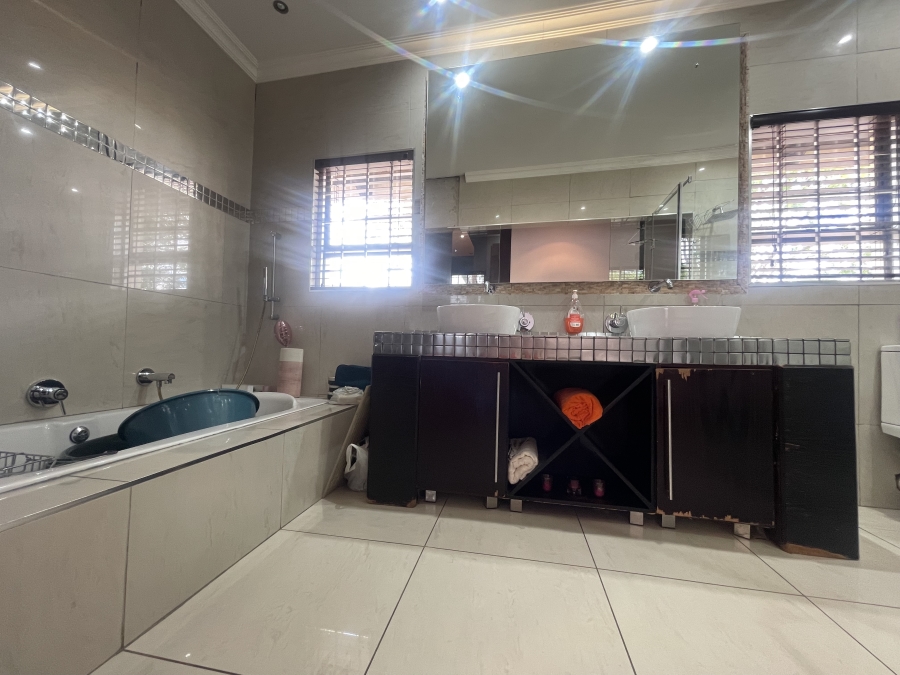 4 Bedroom Property for Sale in Waterkloof Ridge Gauteng