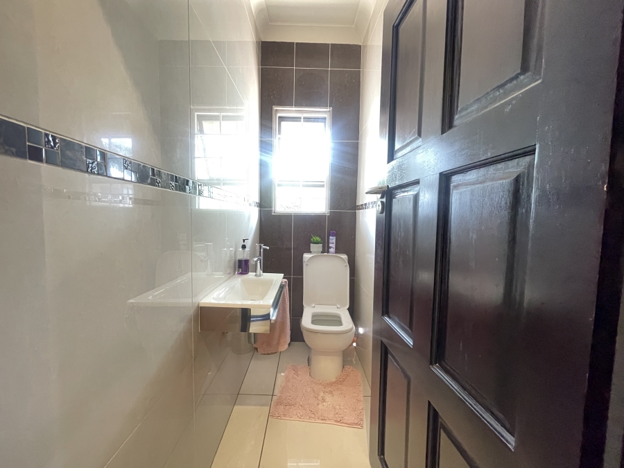 4 Bedroom Property for Sale in Waterkloof Ridge Gauteng