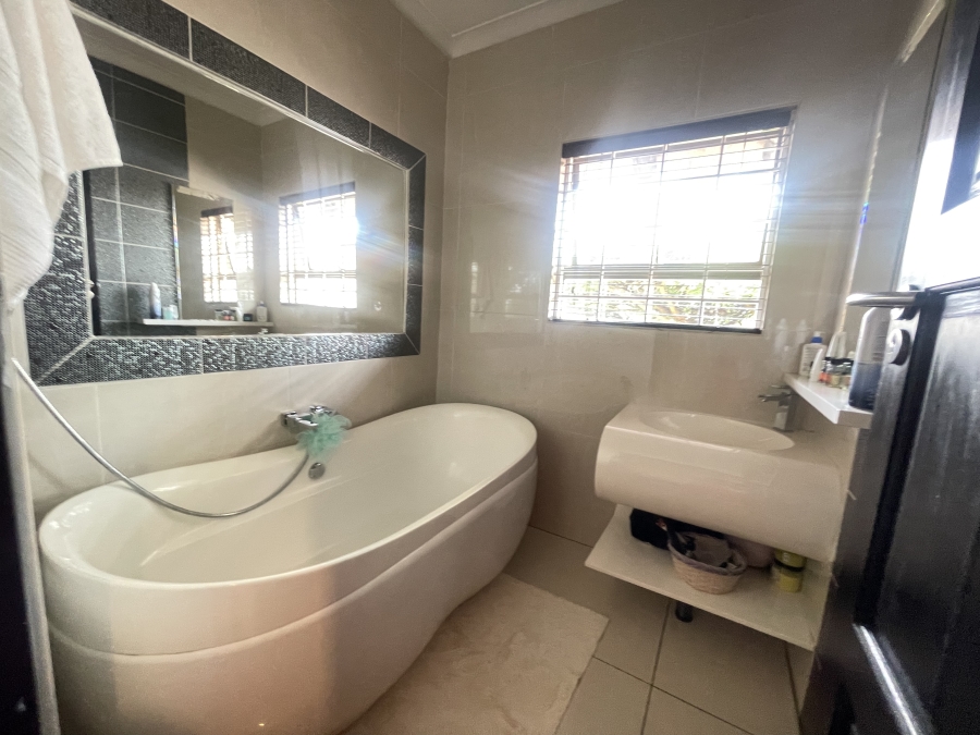 4 Bedroom Property for Sale in Waterkloof Ridge Gauteng