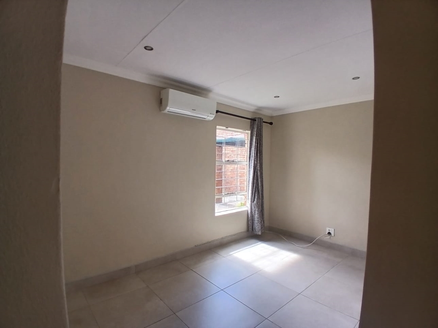 3 Bedroom Property for Sale in Die Hoewes Gauteng