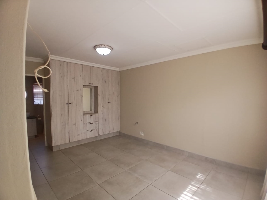 3 Bedroom Property for Sale in Die Hoewes Gauteng