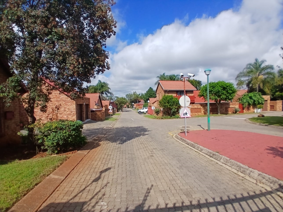 3 Bedroom Property for Sale in Die Hoewes Gauteng