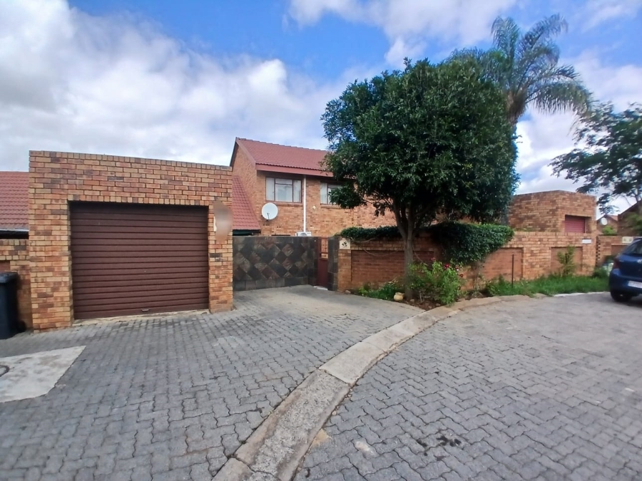 3 Bedroom Property for Sale in Die Hoewes Gauteng