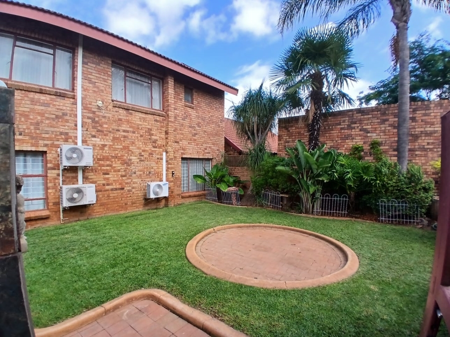 3 Bedroom Property for Sale in Die Hoewes Gauteng