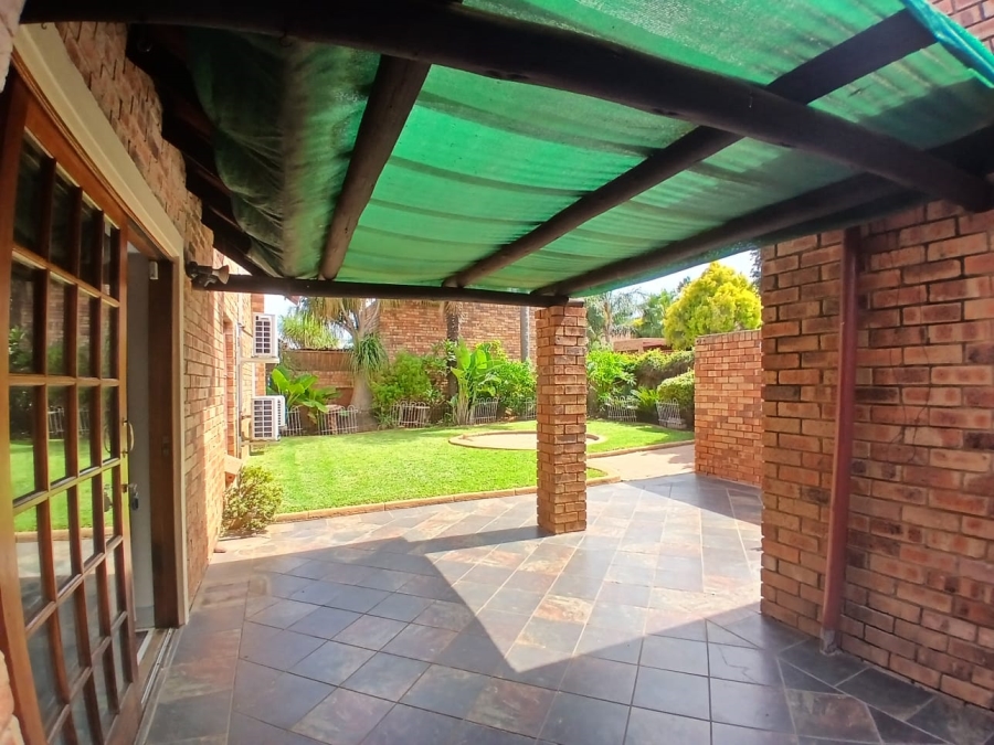 3 Bedroom Property for Sale in Die Hoewes Gauteng