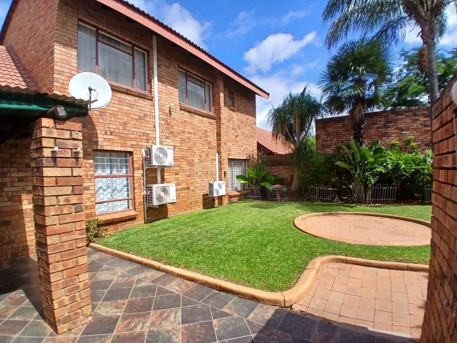 3 Bedroom Property for Sale in Die Hoewes Gauteng