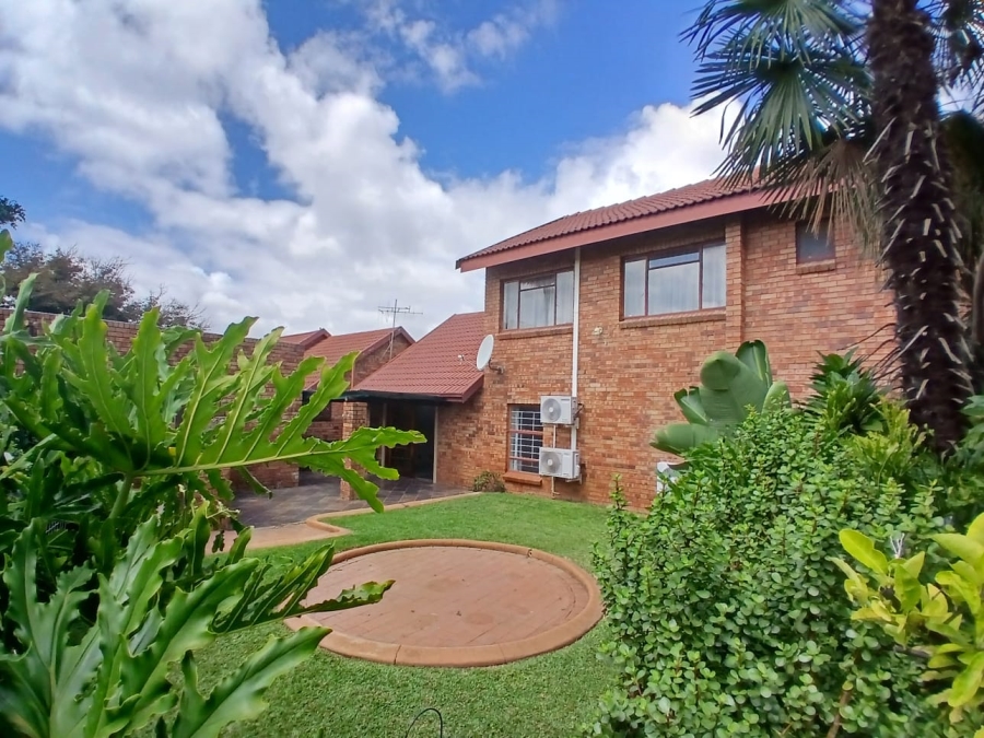 3 Bedroom Property for Sale in Die Hoewes Gauteng