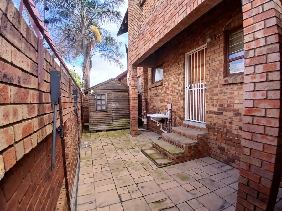 3 Bedroom Property for Sale in Die Hoewes Gauteng