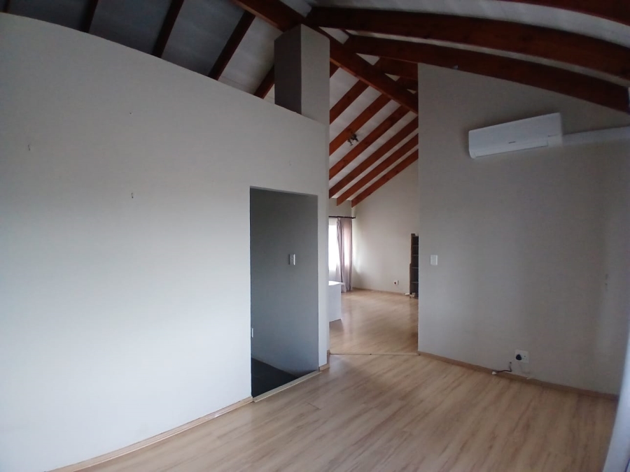 3 Bedroom Property for Sale in Die Hoewes Gauteng