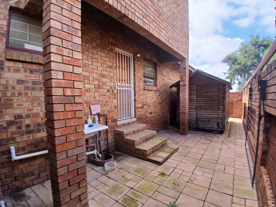 3 Bedroom Property for Sale in Die Hoewes Gauteng