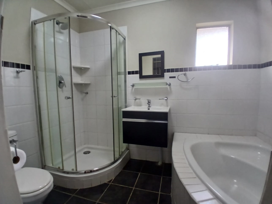 3 Bedroom Property for Sale in Die Hoewes Gauteng