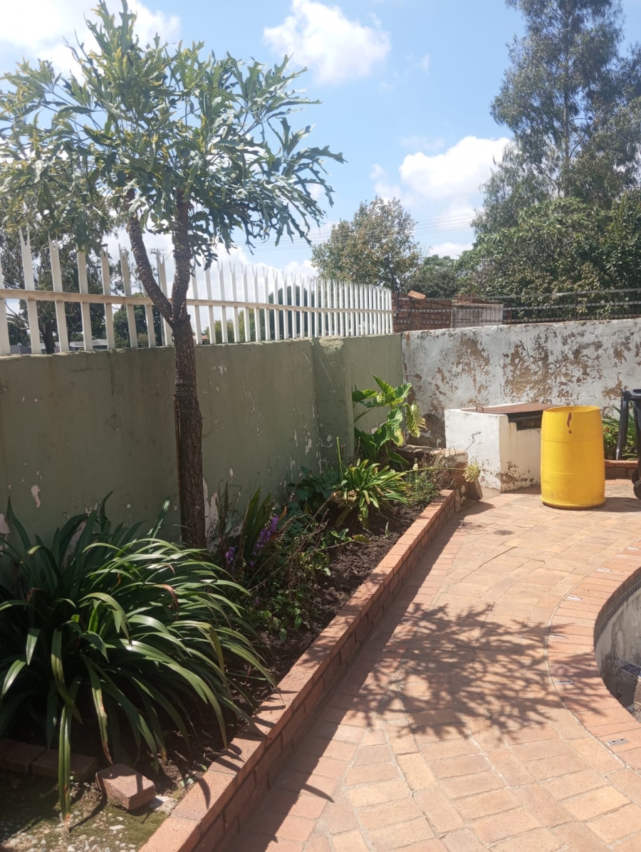 4 Bedroom Property for Sale in Crown Gardens Gauteng