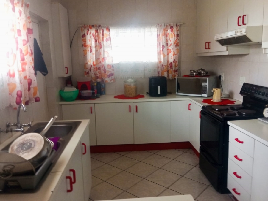 4 Bedroom Property for Sale in Crown Gardens Gauteng