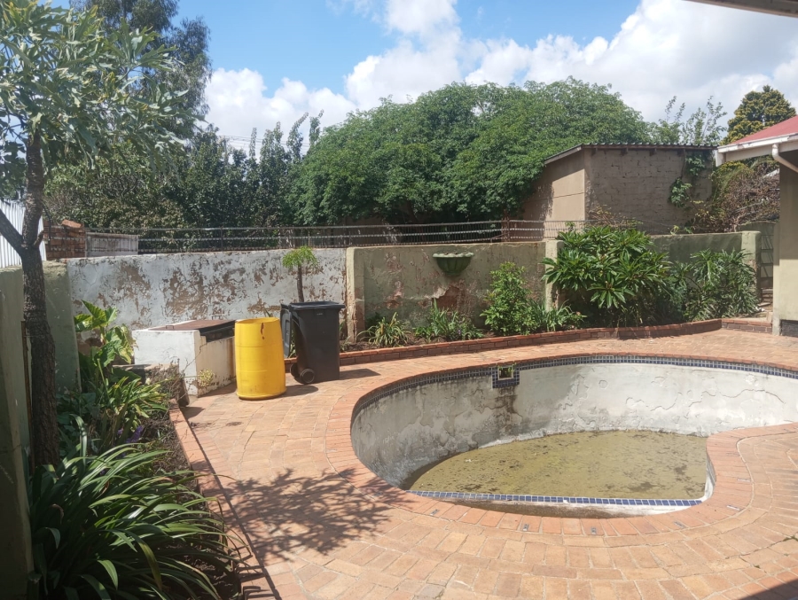 4 Bedroom Property for Sale in Crown Gardens Gauteng