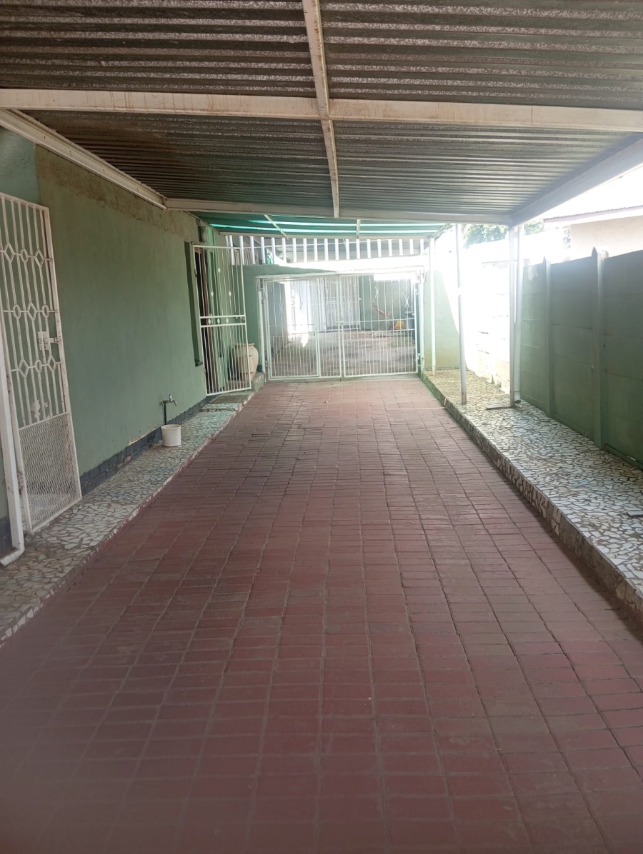 4 Bedroom Property for Sale in Crown Gardens Gauteng