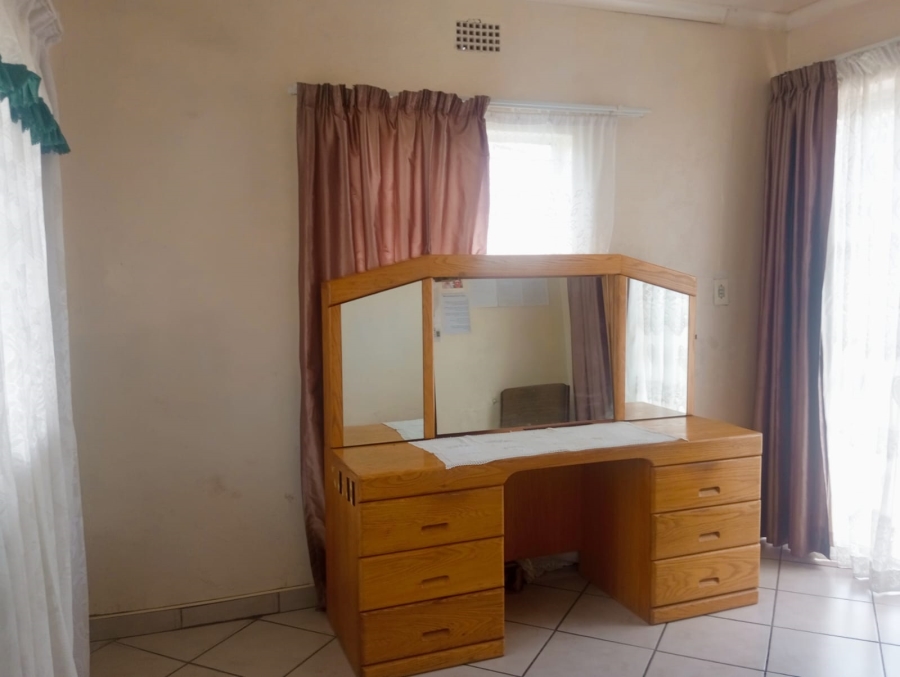 4 Bedroom Property for Sale in Crown Gardens Gauteng