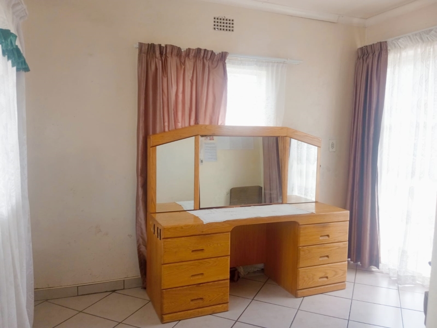 4 Bedroom Property for Sale in Crown Gardens Gauteng