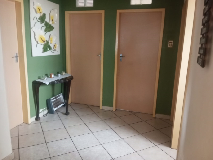 4 Bedroom Property for Sale in Crown Gardens Gauteng