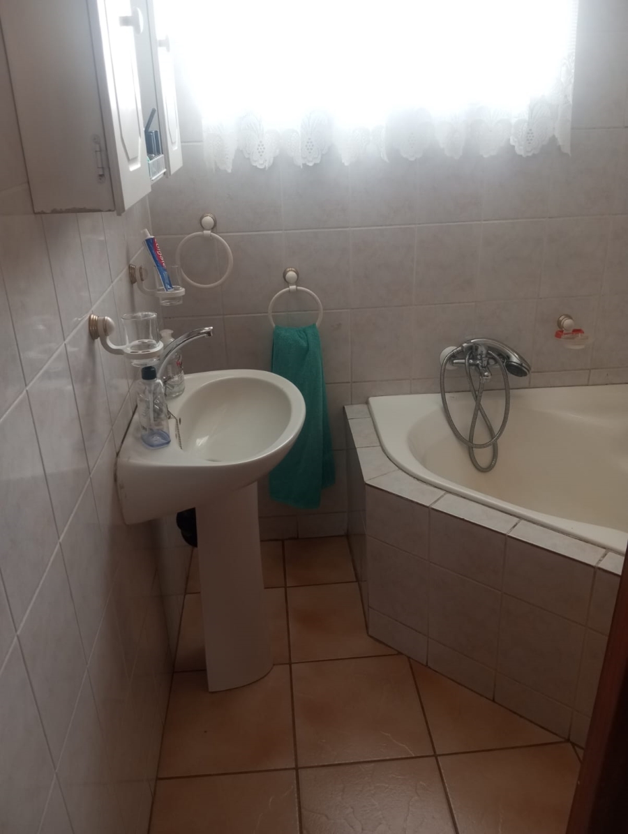 4 Bedroom Property for Sale in Crown Gardens Gauteng