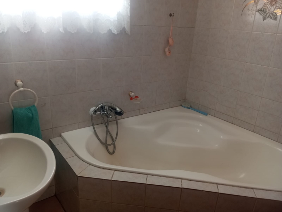 4 Bedroom Property for Sale in Crown Gardens Gauteng