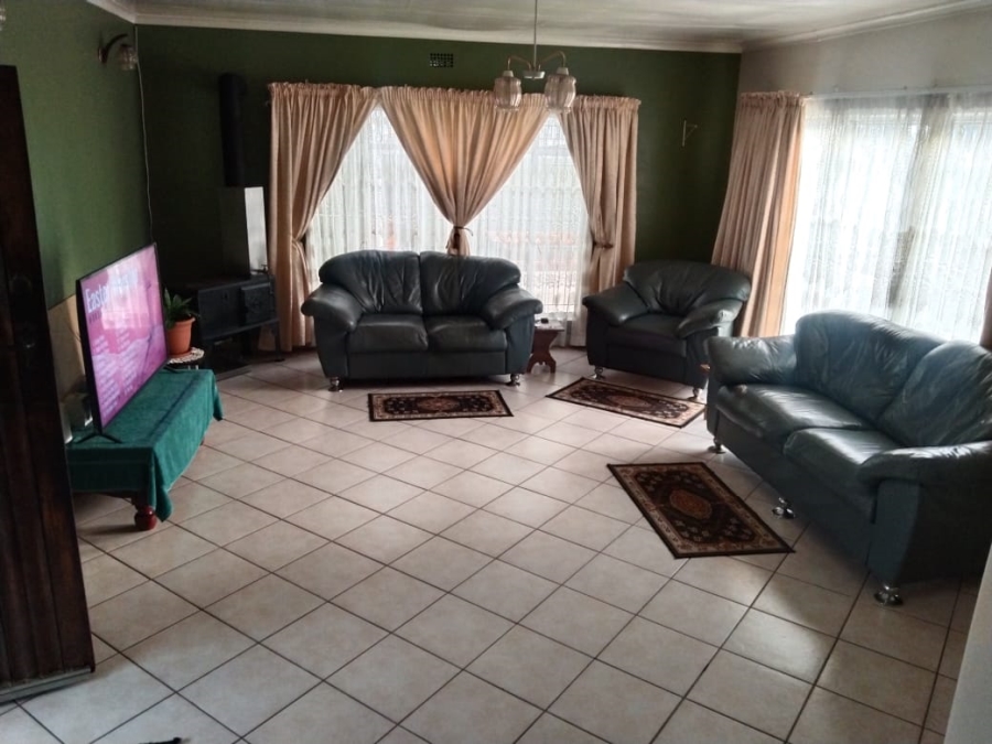 4 Bedroom Property for Sale in Crown Gardens Gauteng