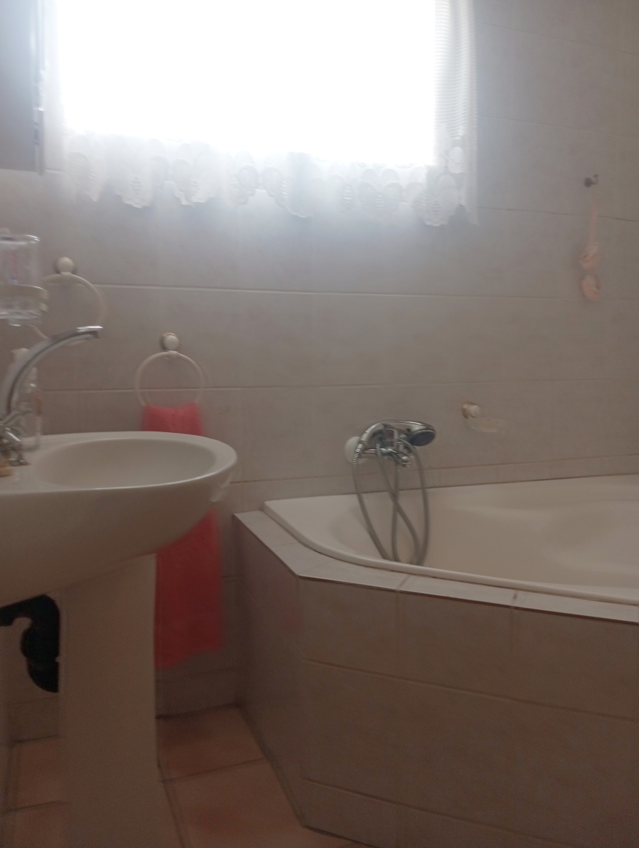 4 Bedroom Property for Sale in Crown Gardens Gauteng