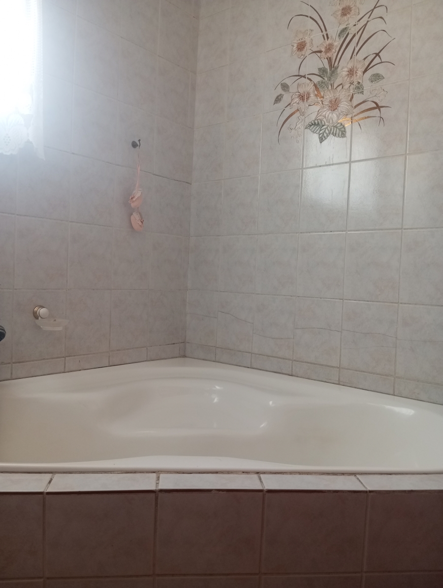 4 Bedroom Property for Sale in Crown Gardens Gauteng
