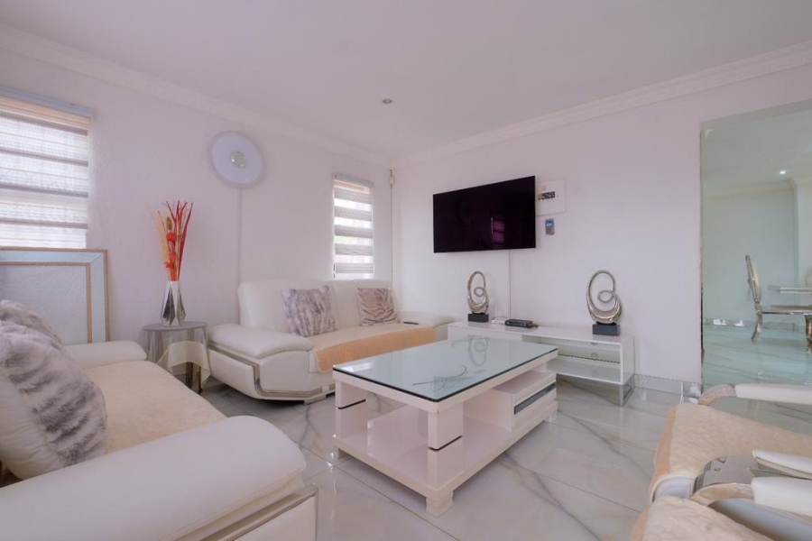 To Let 4 Bedroom Property for Rent in Protea Glen Gauteng