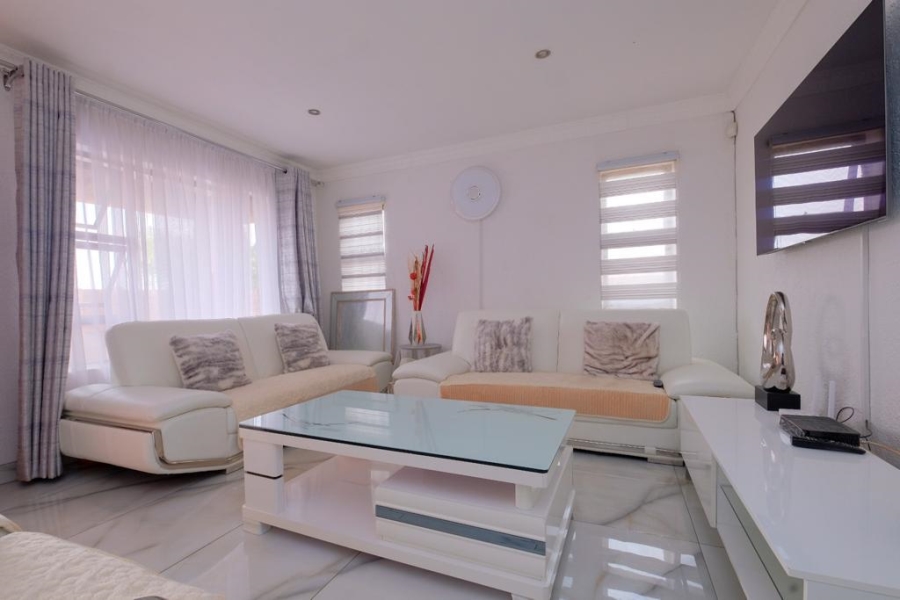 To Let 4 Bedroom Property for Rent in Protea Glen Gauteng