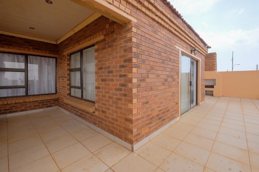 To Let 4 Bedroom Property for Rent in Protea Glen Gauteng