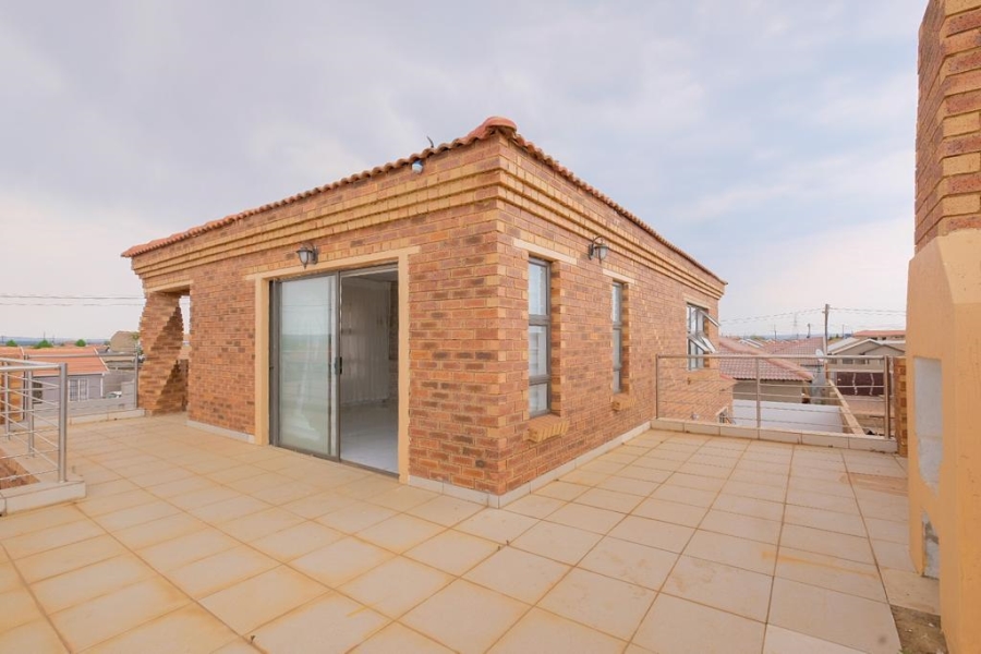 To Let 4 Bedroom Property for Rent in Protea Glen Gauteng