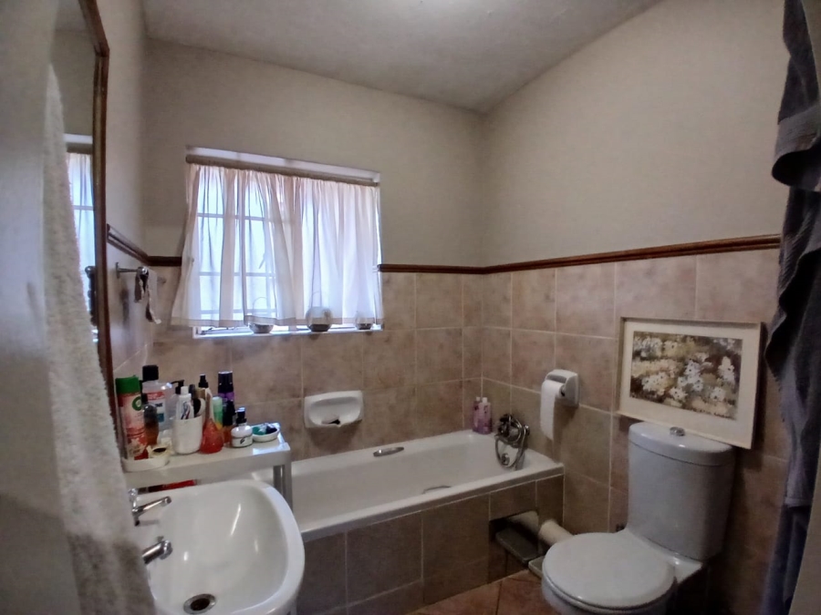 2 Bedroom Property for Sale in Die Hoewes Gauteng