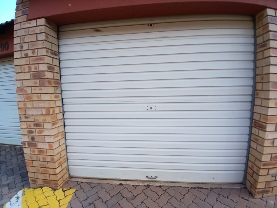 2 Bedroom Property for Sale in Die Hoewes Gauteng