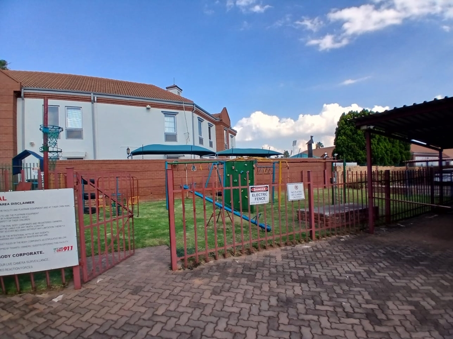 2 Bedroom Property for Sale in Die Hoewes Gauteng