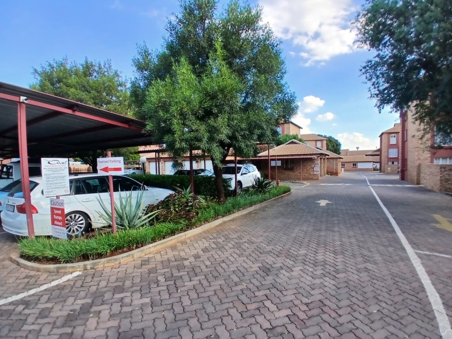 2 Bedroom Property for Sale in Die Hoewes Gauteng