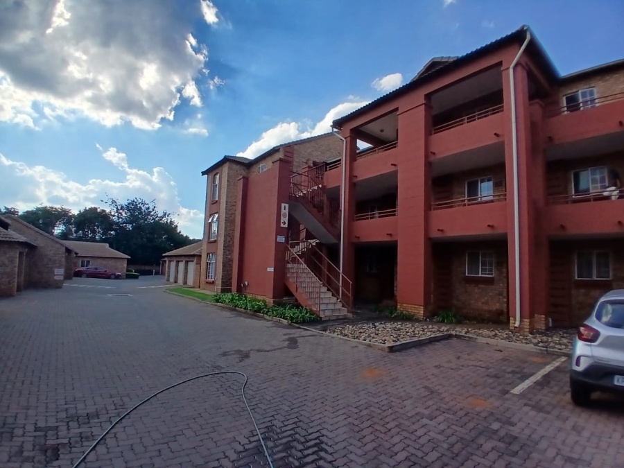 2 Bedroom Property for Sale in Die Hoewes Gauteng